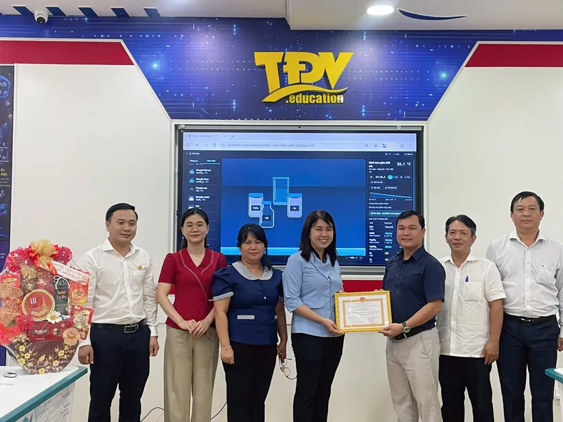 Anh ngữ Thần Đồng Việt Úc Vinh Dự Nhận Giấy Khen Từ UBND Xã Bà Điểm Nhân Ngày Doanh Nhân Việt Nam 13/10