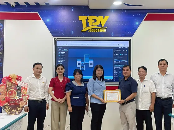 Anh ngữ Thần Đồng Việt Úc Vinh Dự Nhận Giấy Khen Từ UBND Xã Bà Điểm Nhân Ngày Doanh Nhân Việt Nam 13/10